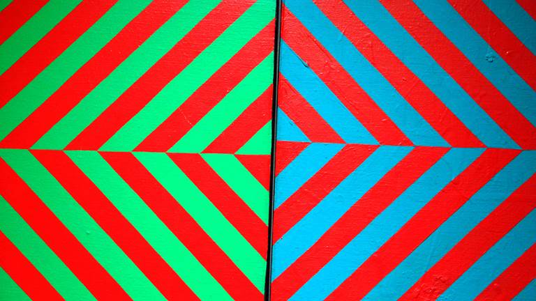 A v-shaped AB pattern. The left half is a green and red pattern and on the right and is a blue and red pattern.