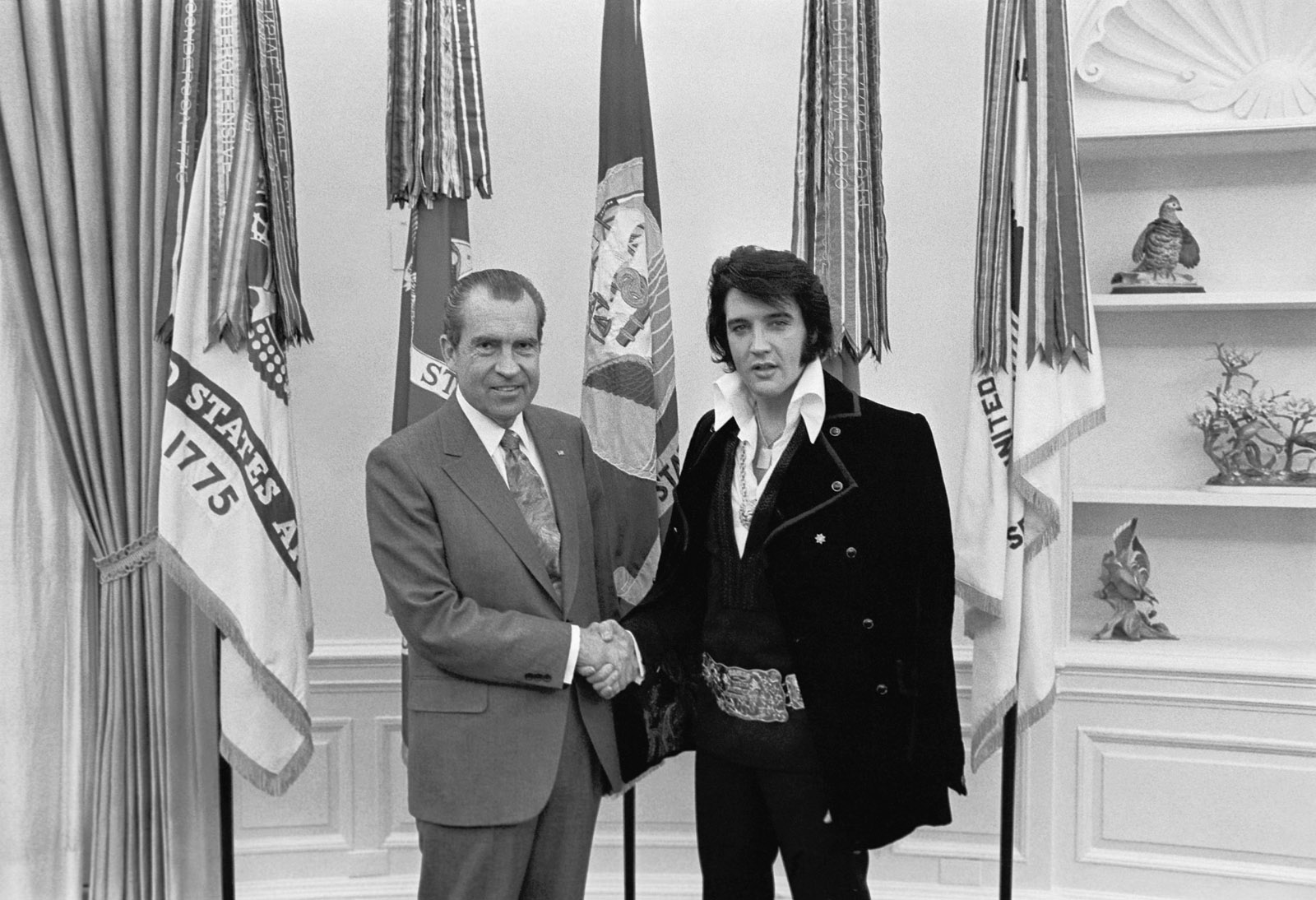 picturing-the-presidency-11-nixon-elvis.jpg