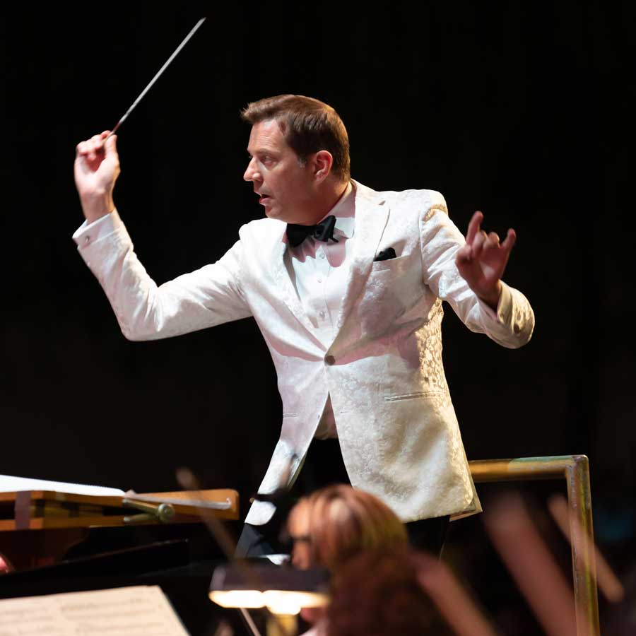Steven Reineke conducting an NSO Pops concert.