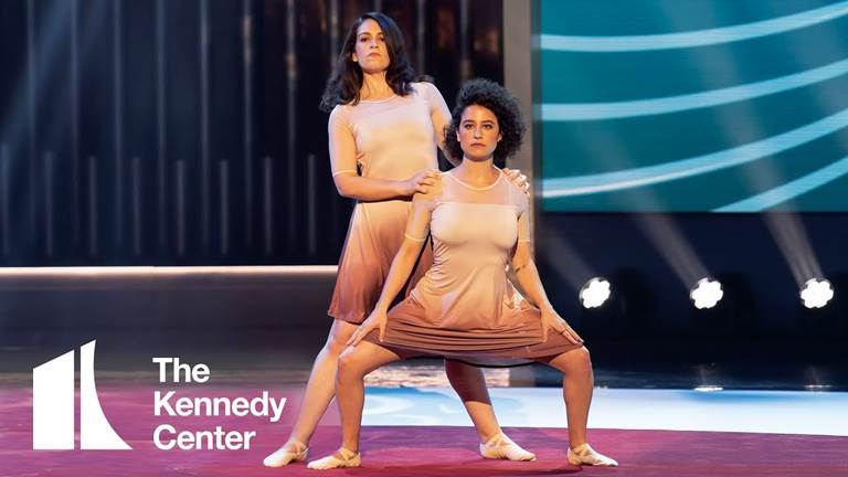 Broad City's Abbi and Ilana perform a dance tribute for Julia Louis-Dreyfus at the 2018 Mark Twain Prize